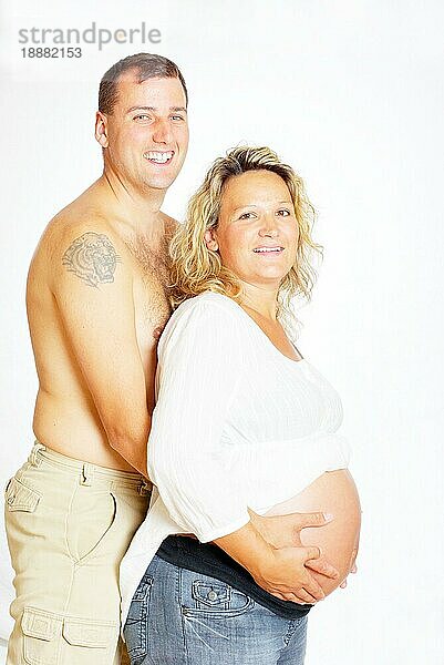 Ehemann und schwangere Ehefrau halten ihren Bauch