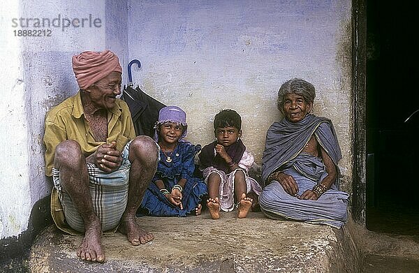 Kurumba Stammesfamilie in der Nähe des Silent Valley  Kerala  Südindien  Indien  Asien