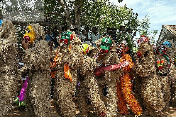 Volkskünstler beim Dasara Dussera Dusera Festival in Kulasai Kulasekharapatnam bei Tiruchendur  Tamil Nadu  Südindien  Indien  Asien