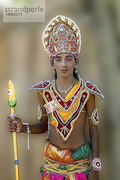 Das Bild eines als Lord Muruga verkleideten Mannes beim Dasara Dussera Dusera Festival in Kulasai Kulasekharapatnam in der Nähe von Tiruchendur  Tamil Nadu  Südindien  Indien  Asien