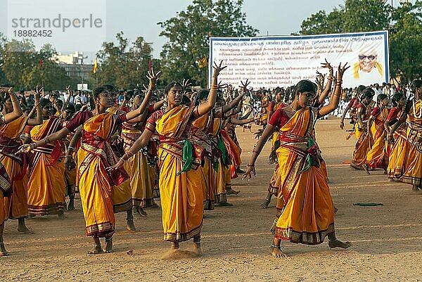 Mädchen führen Gruppentänze auf  Pongal-Feier in Madurai  Tamil Nadu  Südindien  Indien  Asien