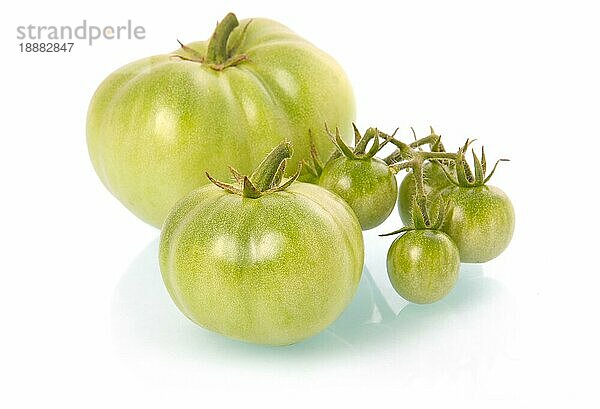 Grüne Tomaten Gemüse vor weißem Hintergrund