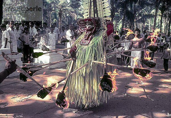 Kandakarnan Theyyam  Gott  der mit dem Feuer spielt Rituelle Kunstform aus Kerala  Südindien  Indien  Asien