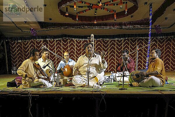 Klassische indische Musik während des Vinayak Chaturthi Ganesh Chaturthi Festes im Sri Karpaga Vinayakar Tempel in Pillaiyarpatti bei Karaikudi  Tamil Nadu  Südindien  Indien  Asien