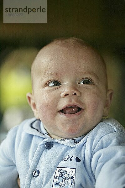 Porträt von Baby Boy lächelnd