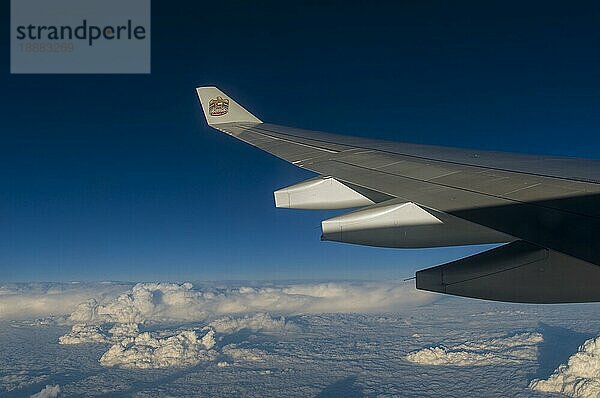 Flügel eines Emirates Airline Flugzeuges über den Wolken  Türkei  Asien