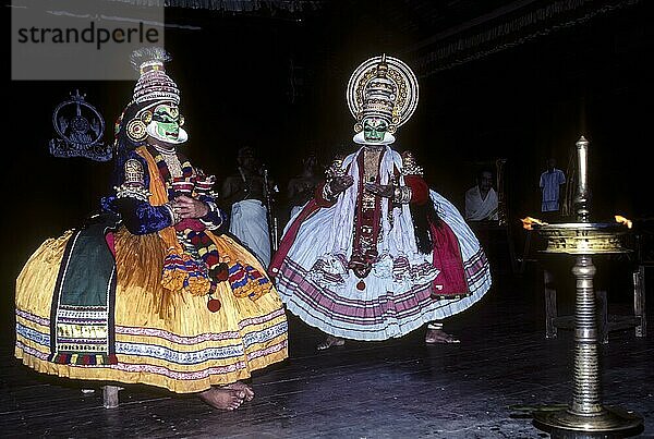 Pacha Green noble und die göttlichen Zeichen in Kathakali  Kerala Kalamandalam Koothambalam Tempel Theater Cheruthuruthy in der Nähe von Soranur  Kerala  Südindien  Indien  Asien