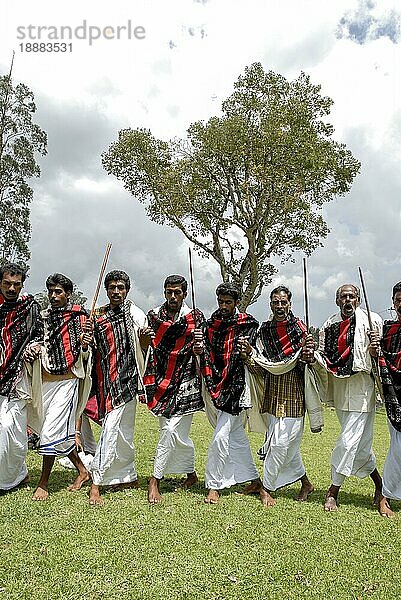 Toda-Männer tanzen  Nilgiris  Ooty Udhagamandalam  Tamil Nadu  Südindien  Indien  Asien. Die lebhaften Lieder  die wichtige Ereignisse aus der Vergangenheit der Todas beschreiben. Einer der großen indischen Ureinwohnerstämme  Asien