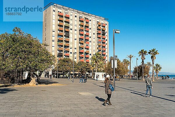 Ein sonniger Tag am Strand von Barceloneta. Die Promenade ist sehr beliebt für Sport  Flanieren und Freizeit. Anwohner  Touristen und Einheimische genießen den Tag am Mittelmeer