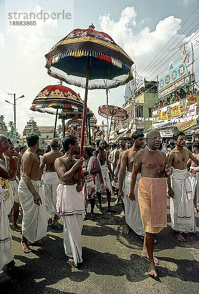 Tapovanam Swami Haridhos Giri mit seiner Truppe Prozession um den Mahamakham Tank während des Mahamakham Mahamaham Mahamagam Festivals in Kumbakonam  Tamil Nadu  Indien  Asien