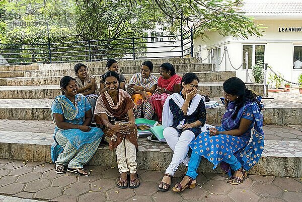 20 Jahre alte indische College-Mädchen haben Spaß in Coimbatore  Tamil Nadu  Südindien  Indien. Plauderei