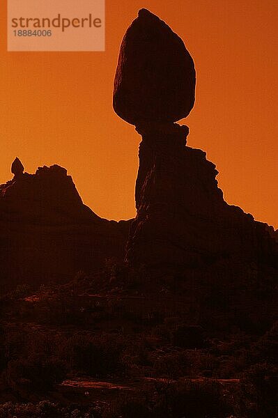 Balanced Rock in der Morgendämmerung  Arches National Park  Utah  USA  Nordamerika