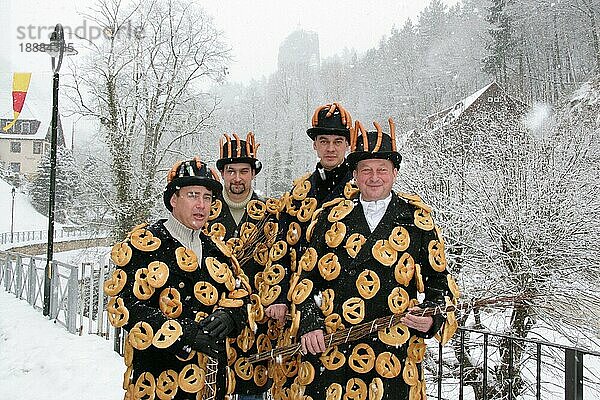 Europa  Deutschland  Sachsen  Kurort Rathen  Nationalpark Sächsische Schweiz  Schifferfastnacht Rathen  Seit mehreren Jahrhunderten wird in den Orten im Oberen Elbtal der Sächsischen Schweiz die Schifferfastnacht gefeiert  Brezelmänner  im Umzug ver  Europa