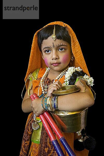 Ein Mädchen  das einen Topf in der Hüfte hält und am Janmashtami-Festival in Coimbatore  Tamil Nadu  Indien  teilnimmt  Asien