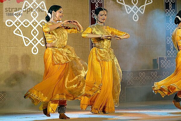 Kathak-Tanz beim Natiyanjali-Festival im Perur-Tempel  Tamil Nadu  Indien  Asien