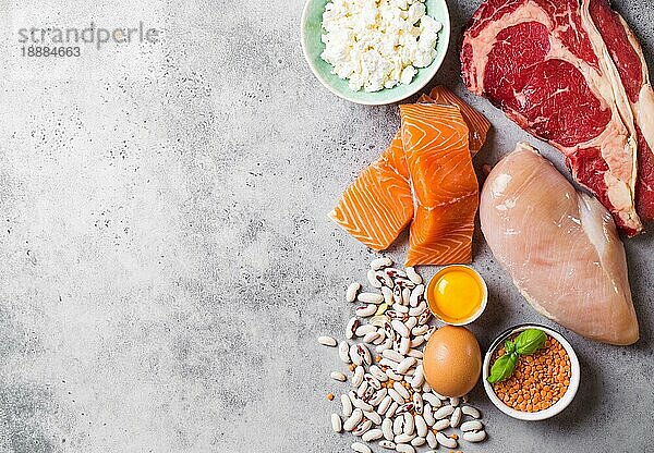 Sortiment natürlicher Proteinquellen aus Lebensmitteln: Fleisch  Fisch  Huhn  Milchprodukte  Eier  Bohnen. Diät  gesunde Ernährung  Wellness  Bodybuilding-Konzept  Draufsicht  Platz für Text