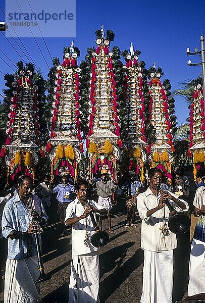 Ambalakavadi mit Musikern  Volkstanz aus Kerala  Südindien  Indien. Kavadi