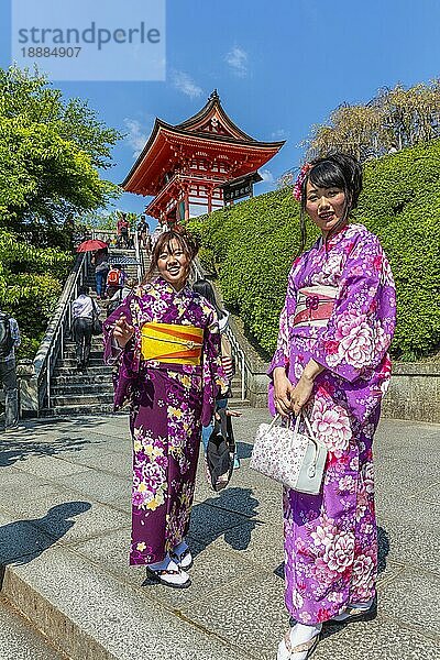 Kyoto Japan. Zwei Frauen mit traditionellem Kimono-Gewand am Kiyomizu dera-Schrein