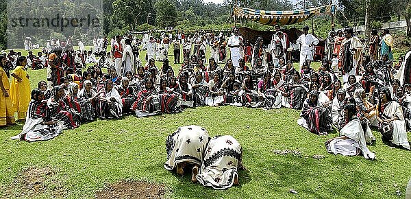 Toda-Braut und Bräutigam erhalten nach der Hochzeit den Segen ihrer Verwandten  Nilgiris  Ooty Udhagamandalam  Tamil Nadu  Südindien  Indien  Asien. Einer der großen indischen Ureinwohnerstämme  Asien