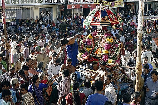 Prozession der Göttin während des Arupathumoovar-Festes in Mylapore  Chennai  Tamil Nadu  Indien  Asien