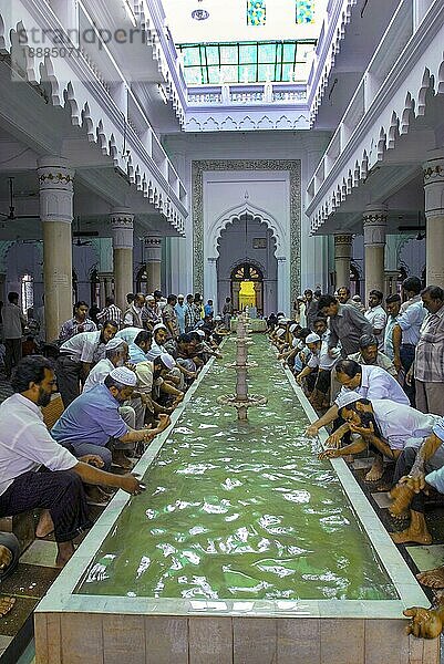 Rituelle Waschung am Pool vor dem Namaz Die Jamia Masjid in Bengaluru Bangalore  Karnataka  Südindien  Indien  Asien