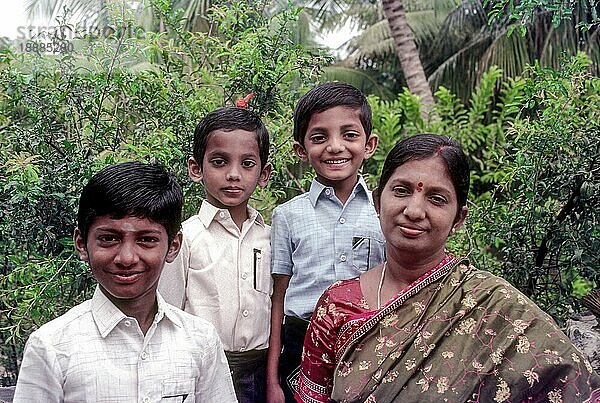 Eine südindische Mutter mit ihren drei kleinen Kindern in Coimbatore  Tamil Nadu  Südindien  Indien  Asien