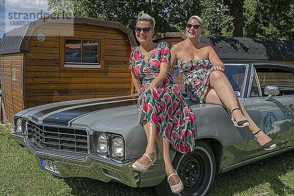 Amerikanischer Oldtimer Buick mit zwei Frauen