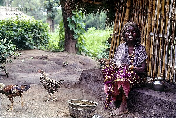 Jenu Kurumba Alte Stammesangehörige sitzen vor ihrer Hütte in Nagarahole  Karnataka  Südindien  Indien  Asien