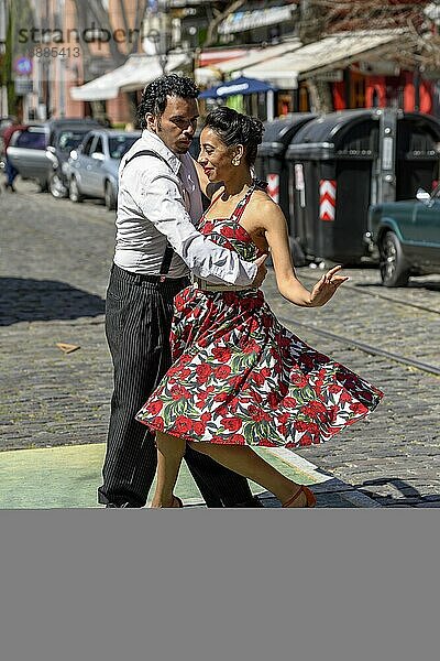 Tangotänzer  Straßentango  nahe Plaza Dorrego  Stadtteil San Telmo  Buenos Aires  Argentinien  Südamerika