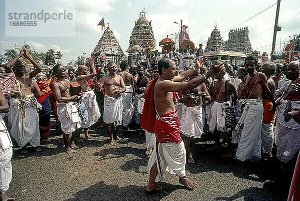 Prozession der Bhajan-Truppe um den Mahamakham-Tank während des Mahamakham Mahamaham Mahamagam-Festivals in Kumbakonam  Tamil Nadu  Indien  Asien