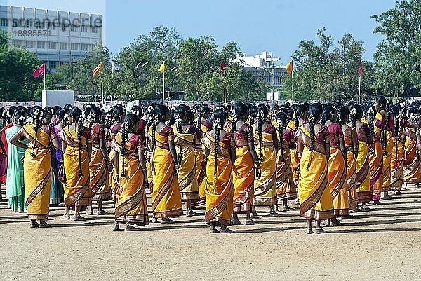 Mädchen führen Gruppentänze auf  Pongal-Feier in Madurai  Tamil Nadu  Südindien  Indien  Asien