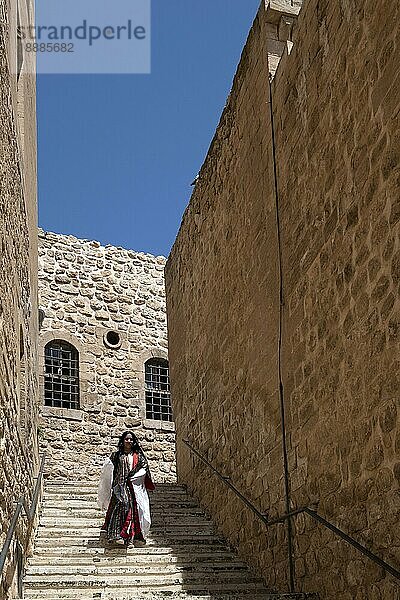 May 18  2018: Spaziergängerin in traditioneller Kleidung in Mardin  Türkei am 18. Mai 2018  Mardin