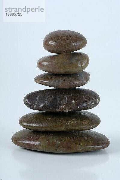 Gestapelte Steine  ZEN  ausgeglichen  Ausgeglichenheit  Gleichgewicht  Balance  Stapel  Freisteller  Objekt