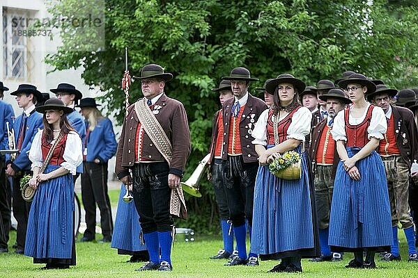 Menschen in Trachten  Thomatal  Lungau  Salzburger Land  Trachten- und Blassmusikverein  Österreich  Europa