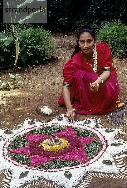 Onam pookkalam oder athapookalam während des Onam-Festes in Kerala  Südindien  Indien  Asien