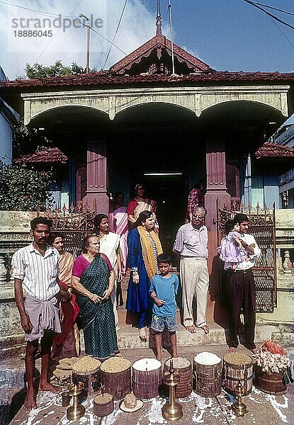 Eine Familie opfert Para-Topf mit Reis  Thrissur Trichur Pooram Festival  Kerala  Südindien  Indien  Asien