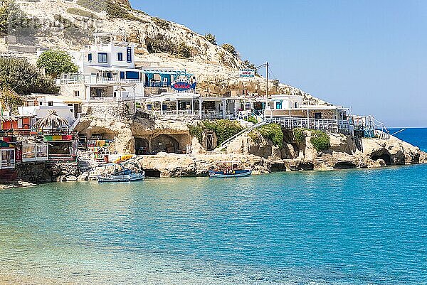 Blaues Meer in der Bucht von Matala im Süden von Kreta. Das griechische Osterfest steht vor der Tür und in den Kneipen und Bars beginnt zu dieser Zeit die Saison. Die Griechen putzen die Kneipen und Restaurants und öffnen zu Ostern