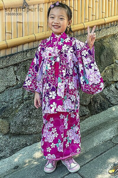 Kyoto Japan. Hübsches lächelndes Kind im traditionellen Kimono
