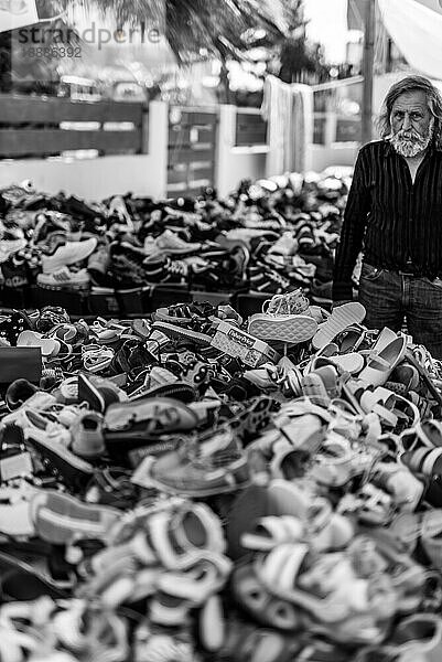 Schuhverkauf auf dem Bauernmarkt im Dorf Tymbaki in Süd Zentral Kreta. Die Straßenmärkte finden traditionell am Wochenende in den Straßen der Dörfer statt. Die ganze Bevölkerung von nah und fern kommt zu den Märkten