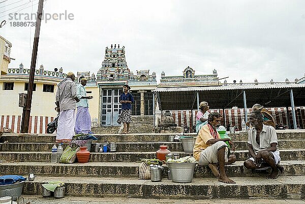 Frauen verkaufen Idlies Reiskuchen Schritte hinter Tempel am Morgen Stunden in Lord Murugan Tempel in Thiruttani Tiruttani Tirutani  Tamil Nadu  Südindien  Indien  Asien