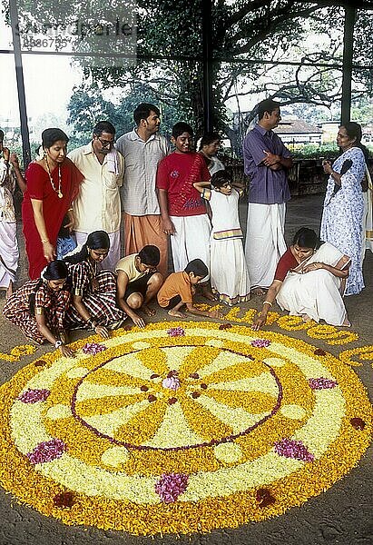 Aththapoovu oder Blumenschmuck während des Onam Festes vor dem Bhagavati Tempel in Kodungallur  Kerala  Südindien  Indien  Asien