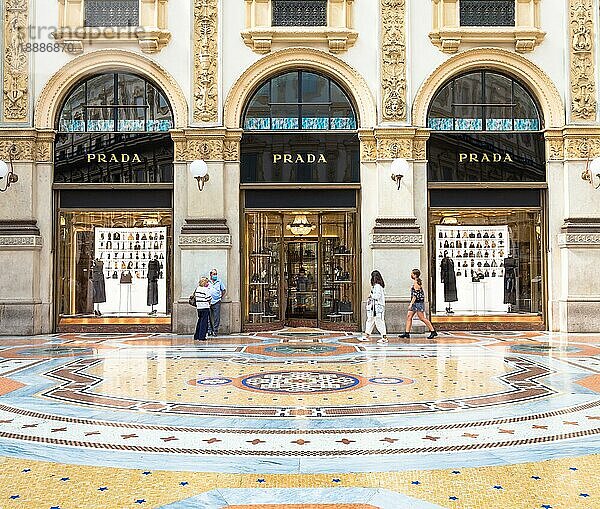 MAILAND  ITALIEN CA. SEPTEMBER 2020: Mode Shopping in der Galerie Vittorio Emanuales. Menschen spazieren vor einer berühmten Luxusboutique