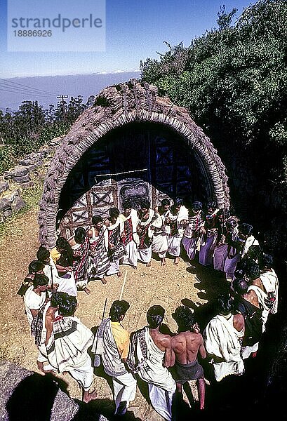 Toda-Stammesangehörige feiern das Modhweth-Fest im Muthanad-Mund-Tempel  Nilgiris  Ooty Udhagamandalam  Tamil Nadu  Südindien  Indien  Asien