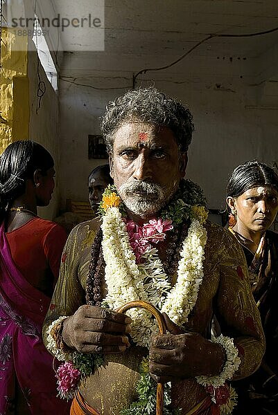 Ein saivitischer Gläubiger im Tempel von Lord Murugan in Thiruttani Tiruttani Tirutani  Tamil Nadu  Südindien  Indien  Asien