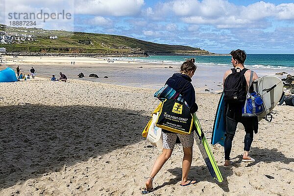 Blick auf Menschen am Strand von Porthmeor in St Ives  Cornwall  am 13. Mai 2021. Nicht identifizierte Menschen  ST IVES  CORNWALL  Großbritannien  Europa