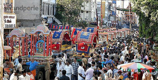 Die dreiundsechzig Nayanmars werden in Sänften getragen und in einer großen Prozession ausgeführt  Arupathumoovar Festival in Chennai  Tamil Nadu  Indien  Asien