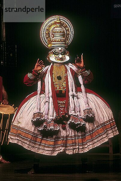 Kathakali kathi Charakter stellt die arrogante und böse in Kerala Kalamandalam  Cheruthuruthy in der Nähe von Soranur  Kerala  Südindien  Indien  Asien