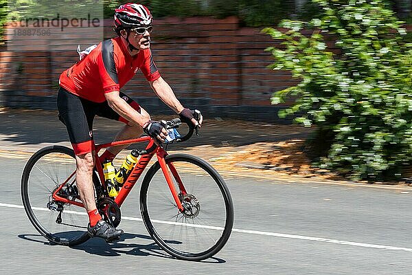 CARDIFF  WALES/UK - 8. JULI: Ein Radfahrer nimmt am 8. Juli 2018 am Velothon Cycling Event in Cardiff  Wales  teil. Eine nicht identifizierte Person