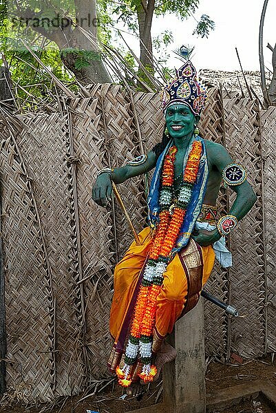 Das Bild der Männer gekleidet als Lord Krishna in Dasara Dussera Dusera Festival in Kulasai Kulasekharapatnam in der Nähe von Tiruchendur  Tamil Nadu  Südindien  Indien  Asien