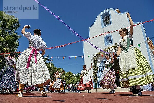 Frauen in traditionellen Kleidern tanzen vor der Kapelle Ermita de San Vicent  jährliche Fiesta zur Ehrung des gleichnamigen Heiligen in Cautivador oder Captivador  Gemeinde La Nucía  Provinz Alicante  Land Valencia  Costa Blanca  Spanien  Europa